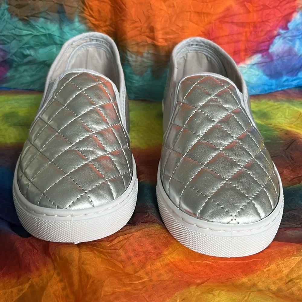 J. Adam's size 8 Quilted Loafers Metallic Silver EUC - Picture 5 of 10